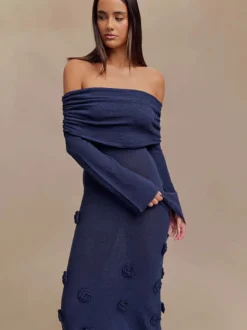 Robe de soirée blanche décontractée à fleurs manches longues et épaules dénudées ornée de fleurs.