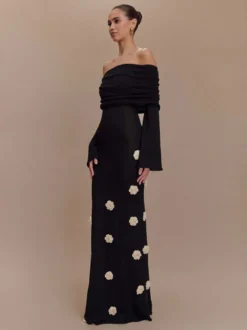 Robe de soirée blanche décontractée à fleurs manches longues et épaules dénudées ornée de fleurs.
