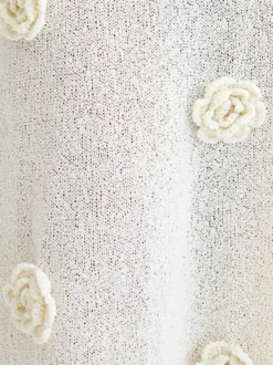Robe de soirée blanche décontractée à fleurs manches longues et épaules dénudées ornée de fleurs.
