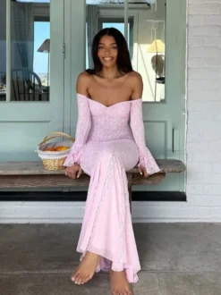 Robe de soirée blanche et rose à épaules dénudées volants manches longues coupe sirène robe longue cintrée