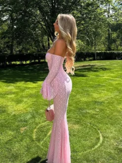 Robe de soirée blanche et rose à épaules dénudées volants manches longues coupe sirène robe longue cintrée
