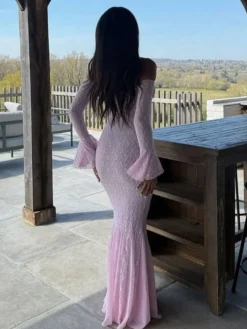 Robe de soirée blanche et rose à épaules dénudées volants manches longues coupe sirène robe longue cintrée