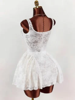 Robe de soirée blanche sans manches à col carré et dos nu