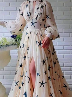 Robe de soirée bleu océan à col montant et sequins manches longues bouffantes coupe élégante et semi-formelle.