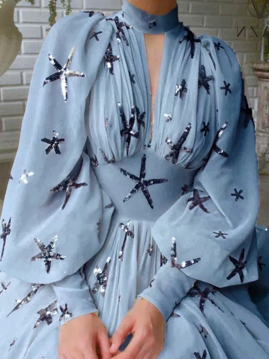 Robe de soirée bleu océan à col montant et sequins manches longues bouffantes coupe élégante et semi-formelle.