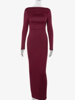 Robe de soirée bordeaux à manches longues épaules dénudées et dos nu