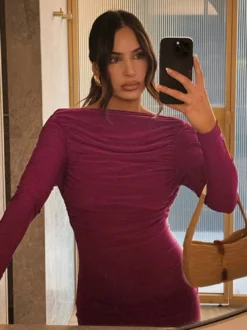 Robe de soirée bordeaux à manches longues épaules dénudées et dos nu