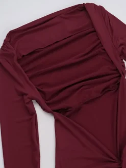 Robe de soirée bordeaux à manches longues épaules dénudées et dos nu