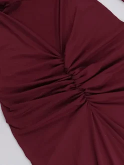 Robe de soirée bordeaux à manches longues épaules dénudées et dos nu