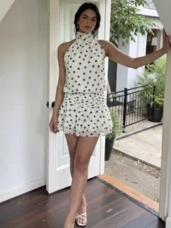 Robe de soirée chic en mousseline blanche mini dos nu à pois col montant