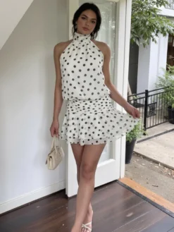 Robe de soirée chic en mousseline blanche mini dos nu à pois col montant