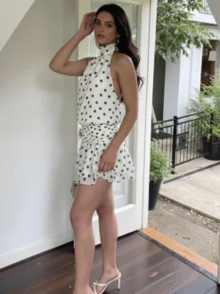 Robe de soirée chic en mousseline blanche mini dos nu à pois col montant