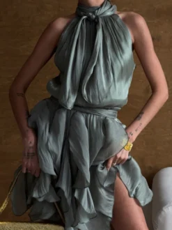 Robe de soirée courte fluide à volants et superpositions dos nu et ceinture style mini-robe en mousseline col halter et nœud.