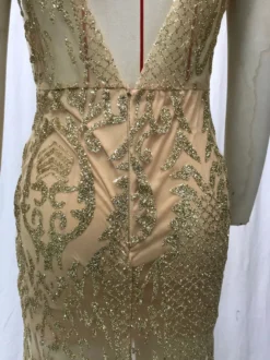Robe de soirée dorée à col en V en dentelle sans manches coupe cintrée élégante et semi-formelle