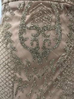 Robe de soirée dorée à col en V en dentelle sans manches coupe cintrée élégante et semi-formelle