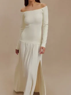 Robe de soirée élégante abricot à épaules dénudées et manches longues en maille plissée et fendue.