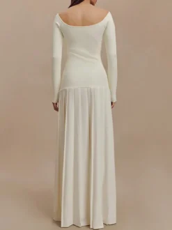 Robe de soirée élégante abricot à épaules dénudées et manches longues en maille plissée et fendue.