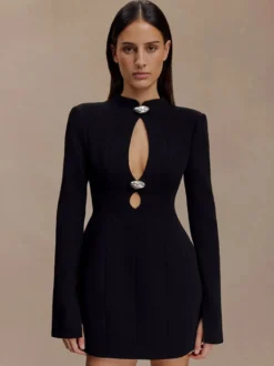Robe de soirée élégante mini-robe moulante à col montant et découpe avec anneau métallique manches longues style blazer.