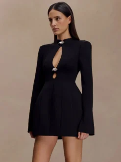 Robe de soirée élégante mini-robe moulante à col montant et découpe avec anneau métallique manches longues style blazer.
