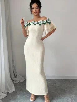 Robe de soirée longue abricot clair à épaules dénudées ornée de fleurs manches courtes bouffantes style sexy