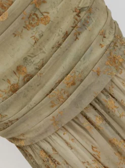 Robe de soirée longue abricot clair col montant plissée manches courtes imprimée