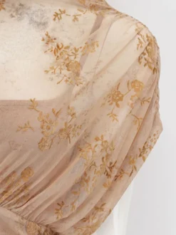 Robe de soirée longue abricot clair col montant plissée manches courtes imprimée
