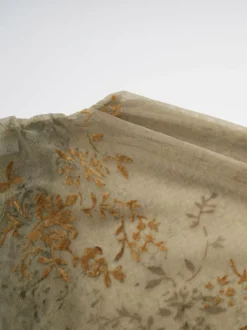 Robe de soirée longue abricot clair col montant plissée manches courtes imprimée