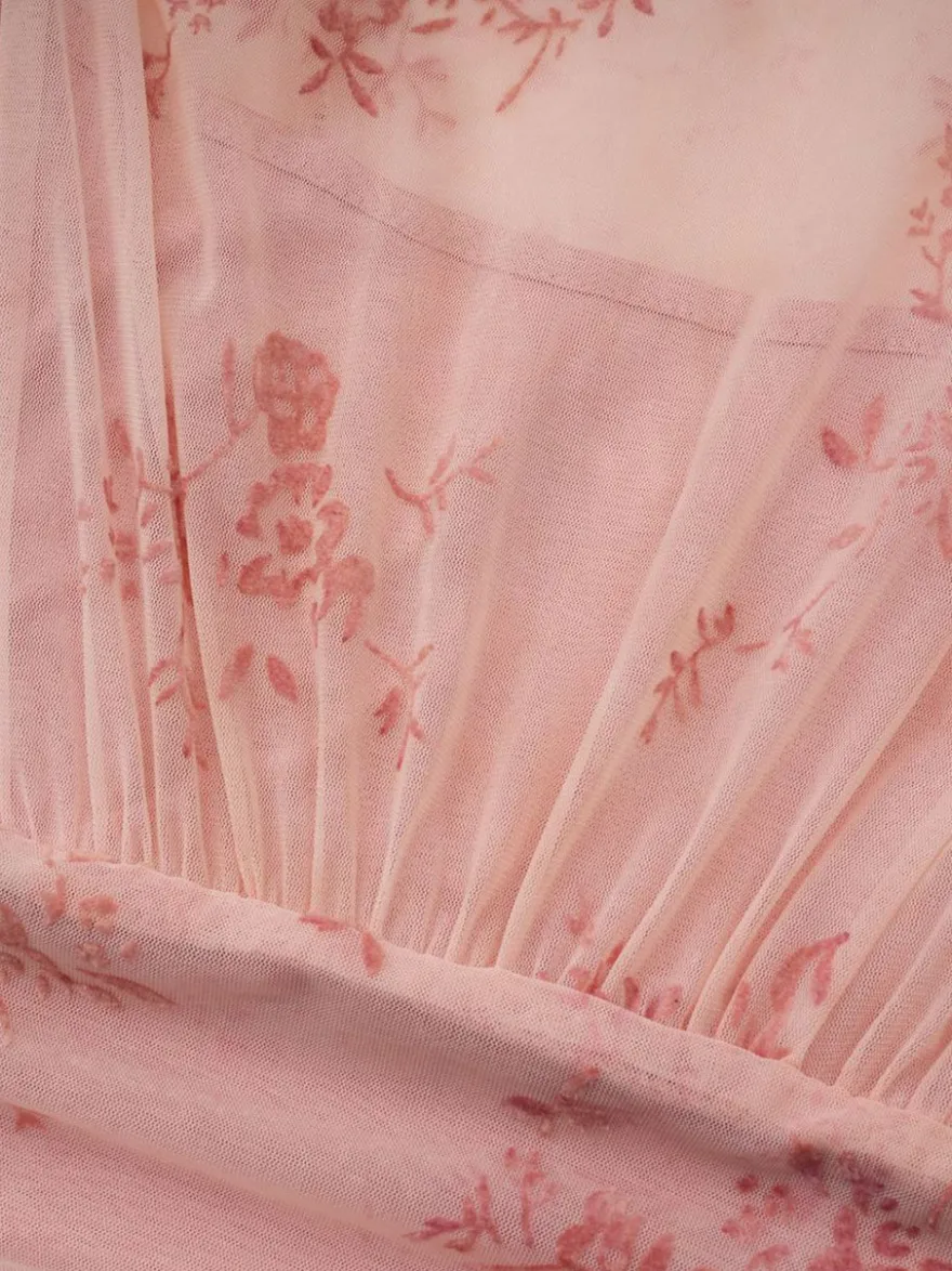 Robe de soirée longue abricot clair col montant plissée manches courtes imprimée