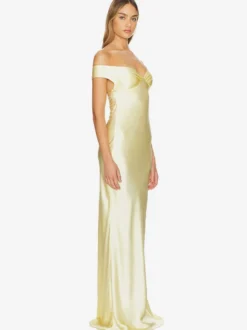 Robe de soirée longue beige à col en V épaules dénudées et dos nu élégante et semi-formelle idéale pour l'été.