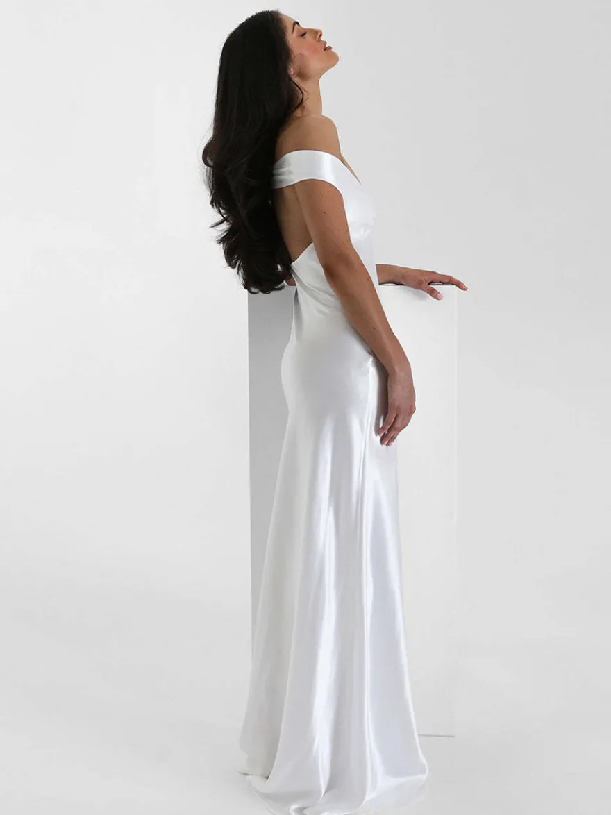 Robe de soirée longue beige à col en V épaules dénudées et dos nu élégante et semi-formelle idéale pour l'été.