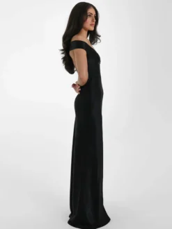 Robe de soirée longue beige à col en V épaules dénudées et dos nu élégante et semi-formelle idéale pour l'été.