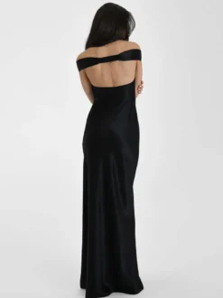 Robe de soirée longue beige à col en V épaules dénudées et dos nu élégante et semi-formelle idéale pour l'été.