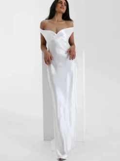 Robe de soirée longue beige à col en V épaules dénudées et dos nu élégante et semi-formelle idéale pour l'été.