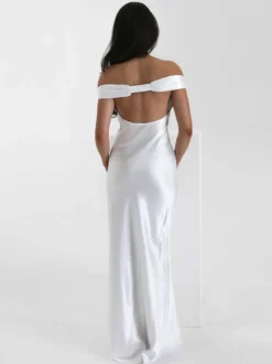 Robe de soirée longue beige à col en V épaules dénudées et dos nu élégante et semi-formelle idéale pour l'été.