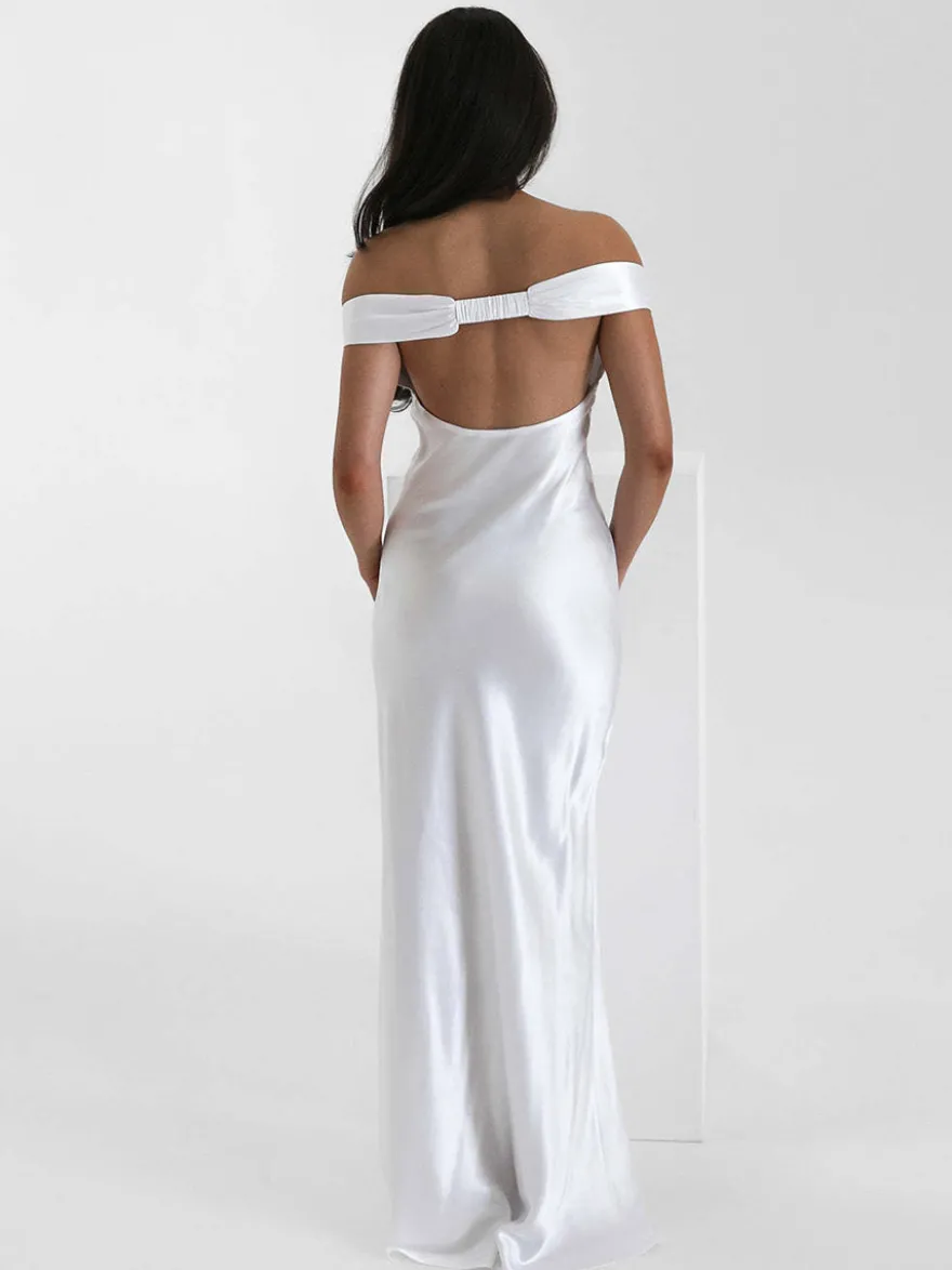 Robe de soirée longue beige à col en V épaules dénudées et dos nu élégante et semi-formelle idéale pour l'été.