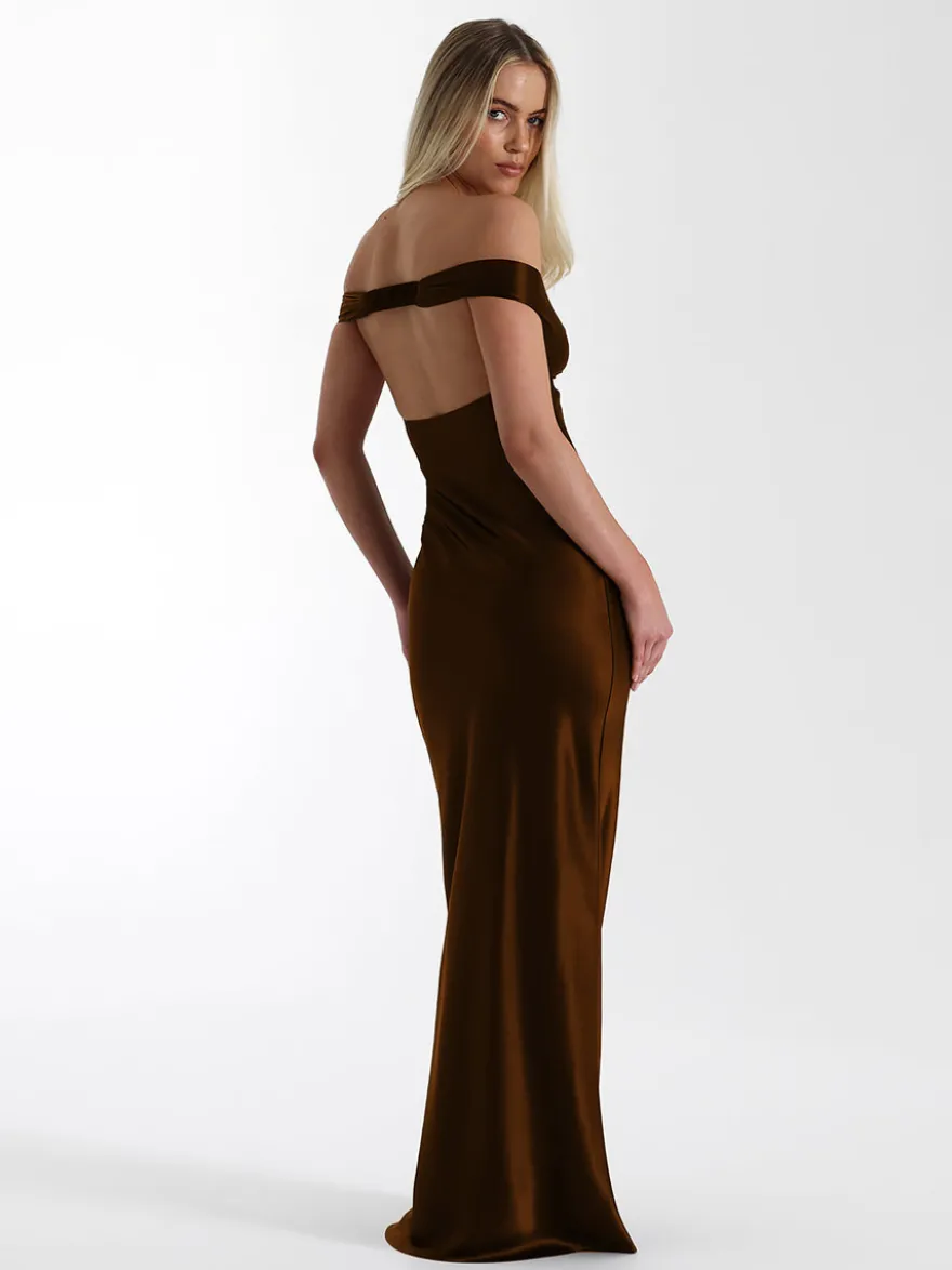 Robe de soirée longue beige à col en V épaules dénudées et dos nu élégante et semi-formelle idéale pour l'été.