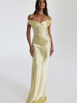 Robe de soirée longue beige à col en V épaules dénudées et dos nu élégante et semi-formelle idéale pour l'été.