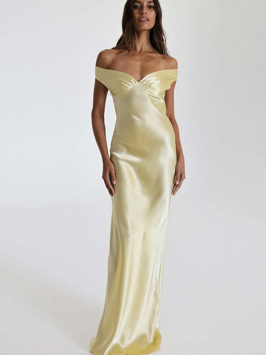 Robe de soirée longue beige à col en V épaules dénudées et dos nu élégante et semi-formelle idéale pour l'été.