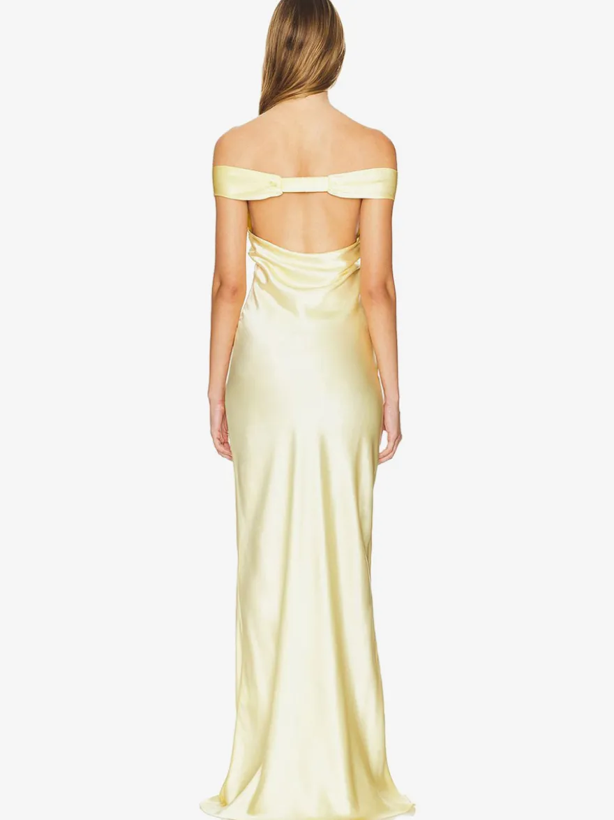 Robe de soirée longue beige à col en V épaules dénudées et dos nu élégante et semi-formelle idéale pour l'été.
