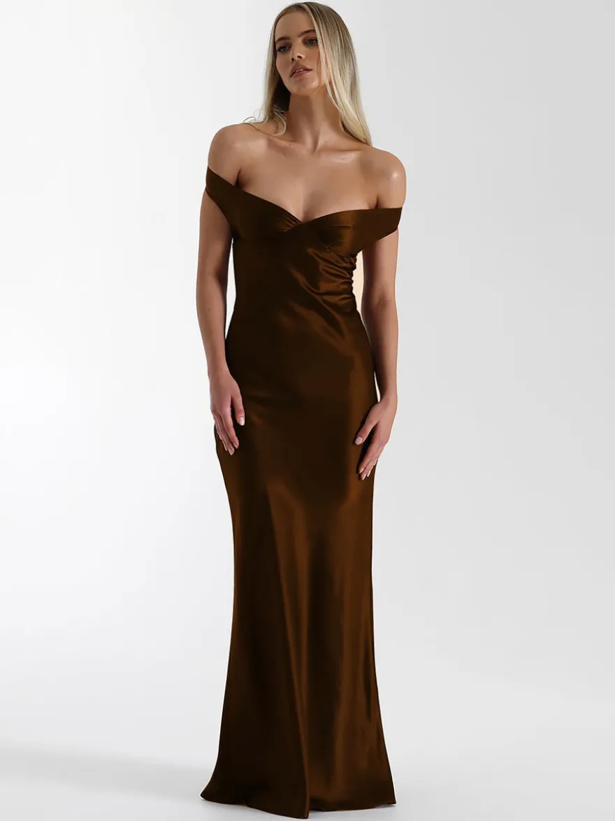 Robe de soirée longue beige à col en V épaules dénudées et dos nu élégante et semi-formelle idéale pour l'été.
