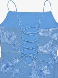 Robe de soirée longue bleue à bretelles spaghetti dos nu ornée de fleurs au col élégante et semi-formelle.