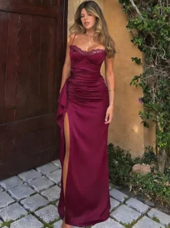 Robe de soirée longue bordeaux à bretelles spaghetti et décolleté en dentelle fente haute robe sexy semi-formelle