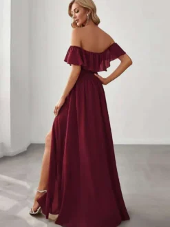 Robe de soirée longue bordeaux à épaules dénudées sans manches cintrée élégante et semi-formelle