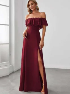 Robe de soirée longue bordeaux à épaules dénudées sans manches cintrée élégante et semi-formelle
