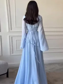 Robe de soirée longue bordeaux à col rond et lacets manches longues évasées style sexy