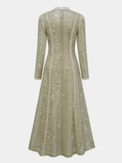Robe de soirée longue champagne à col montant et sequins manches longues élégante et semi-formelle.