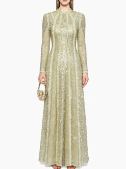 Robe de soirée longue champagne à col montant et sequins manches longues élégante et semi-formelle.