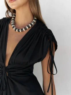 Robe de soirée longue à col en V profond et taille cordon de serrage dos nu et manches courtes style fluide idéale pour les vacances.
