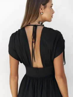 Robe de soirée longue à col en V profond et taille cordon de serrage dos nu et manches courtes style fluide idéale pour les vacances.