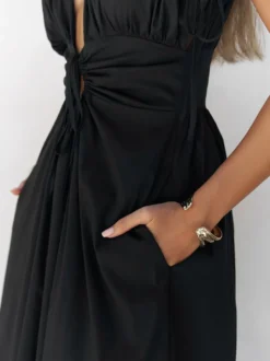 Robe de soirée longue à col en V profond et taille cordon de serrage dos nu et manches courtes style fluide idéale pour les vacances.